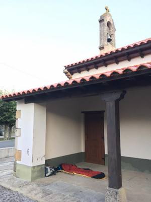 Bivouac dans un porche d'église en Cantabrie