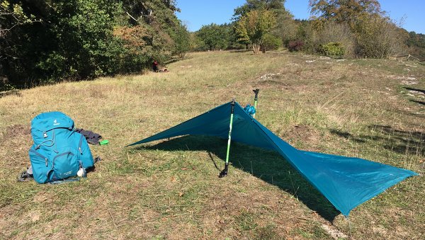 Tarp avec cape de pluie et deux bâtons