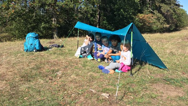 Tarp familial avec ma cape de pluie