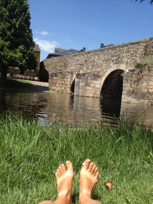 Baignade sous un pont romain