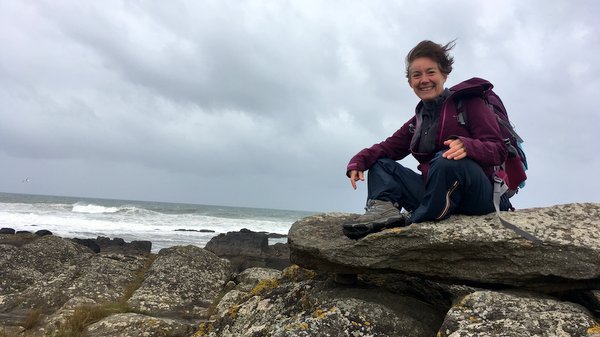 Rocher granitique au bord de l'océan