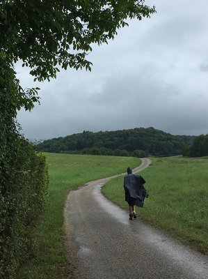 Pèlerin sous la pluie