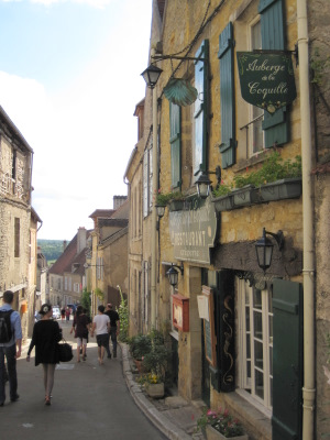 La rue principale de Vézelay et l'auberge de la coquille