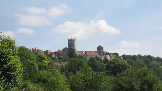 Vue de Vézelay en quittant le village par la Voie de Nevers