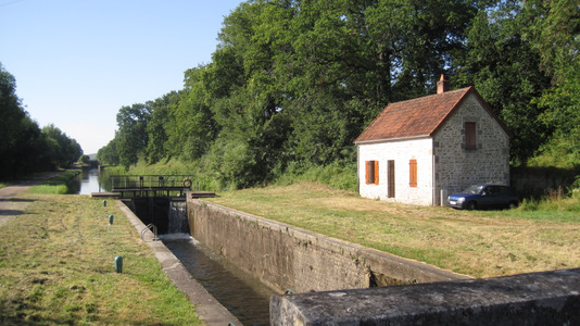 Le Canal parallèle à l'Yonne (lui il a un pont !)