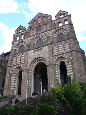 Dure montée pour atteindre la cathédrale du Puy