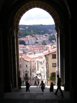 Voici ce que voit le pélerin qui se retourne vers la ville du Puy avant de pénétrer dans la cathédrale