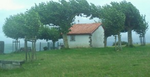 Chapelle de Soyarce en pleine tempête